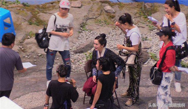 杨幂不顾众人展现豪迈坐姿把手插进靴子里网友：不怕脚臭吗？