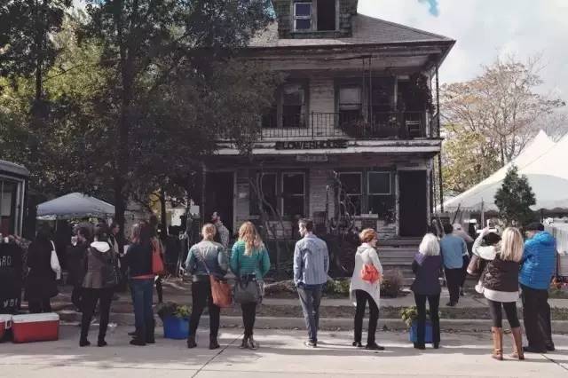 破败的房子重新焕发生机,原本破旧的房子变得焕然一新