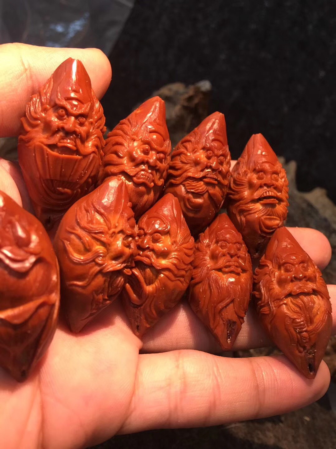 爱买手串是什么心理,核雕手串值得买吗