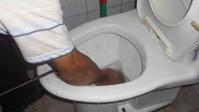 家里厕所堵了怎么疏通,家里厕所堵了怎么办最简单