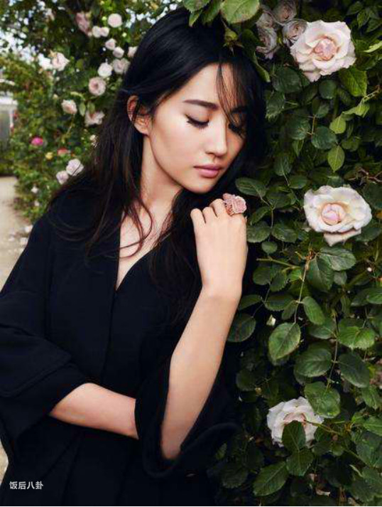 杨幂成轻奢品牌全球代言人，80后小花的代言战争硝烟四起