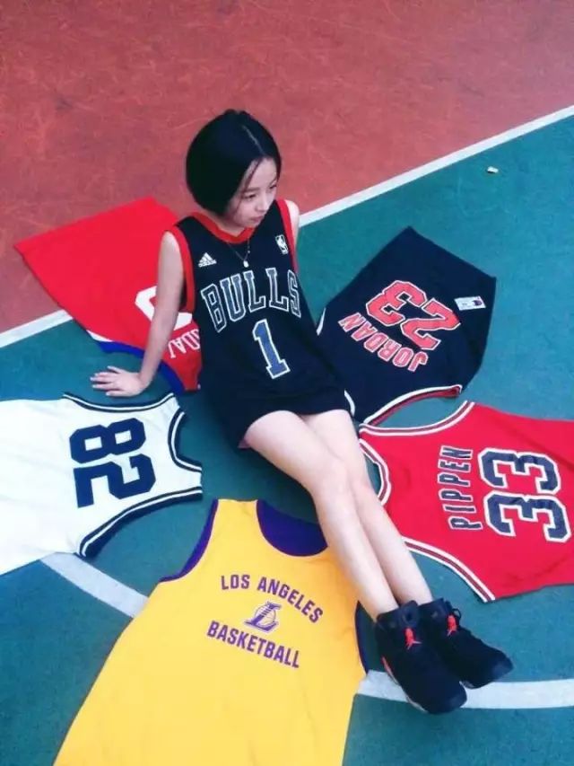 相比高跟鞋和小礼服，你肯定更迷恋穿AJ和球衣的她