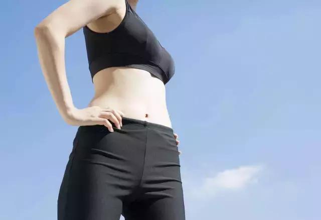 你看上去有点背驼，其实是手臂粗