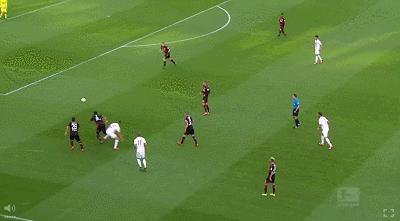 搞笑踢足球笑到吐血,爆笑踢足球