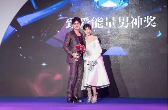 杨幂李易峰现身米兰街头,李易峰怎么穿杨幂的衣服