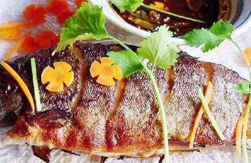 煎鱼时怎么样避免油溅出来,有什么妙招煎鱼不粘锅