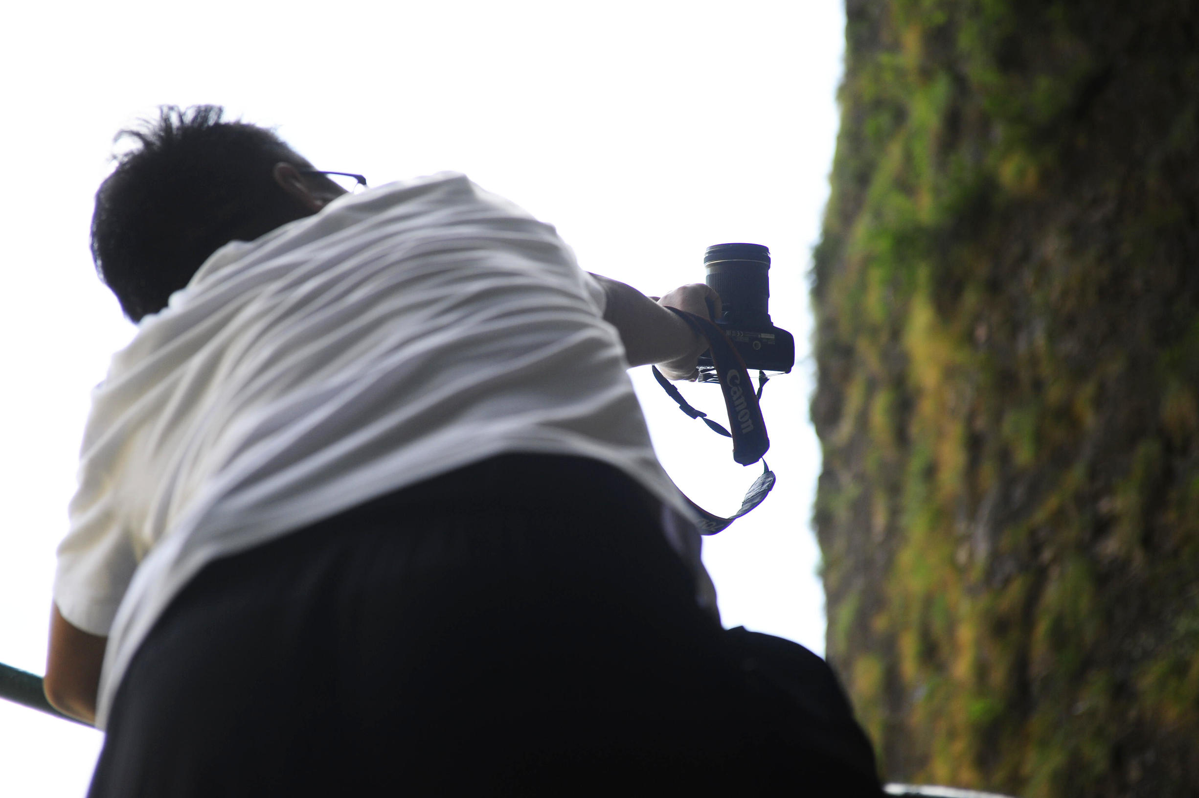 华山第一险长空栈道小伙跳下去,华山第一险长空栈道小伙吓得发抖