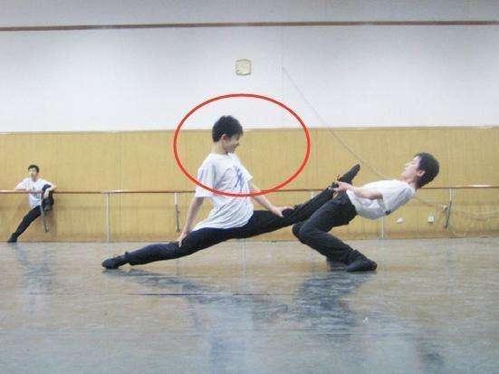 各路男星一字马大比拼，杨洋帅气，鹿晗呆萌，李易峰来搞笑的吗？