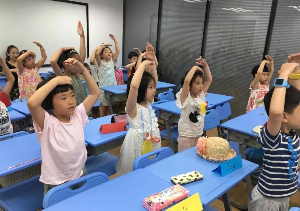 蓝天英语老师,少儿英语启蒙二十六个英语字母