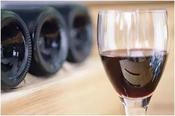 酒杯底部为什么有半圆凸起,酒杯底部有个杏字