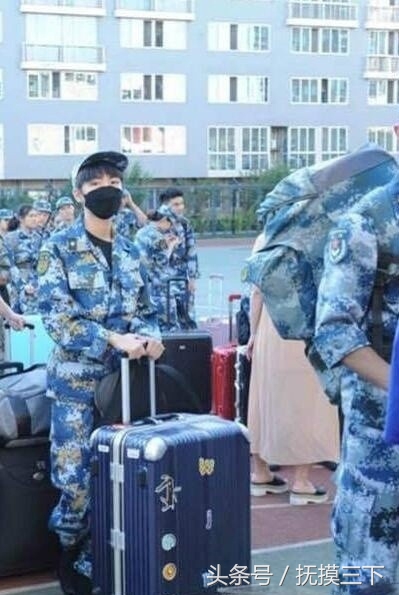 王俊凯军训后晒黑了怎么白回来,王俊凯大学军训在哪