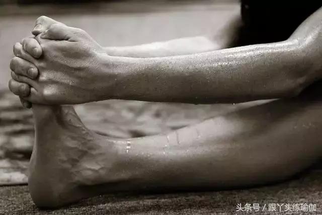 学瑜伽是去瑜伽馆好还是健身房好,瑜伽是自学好还是去健身房好