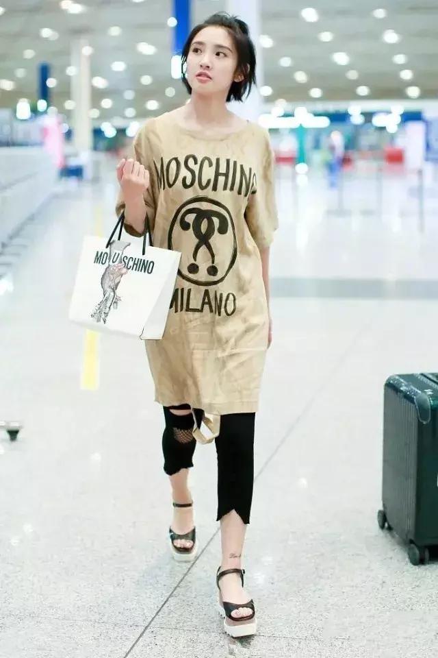 唐嫣的包包里放着一把大镜子,唐嫣背的小方盒子包包