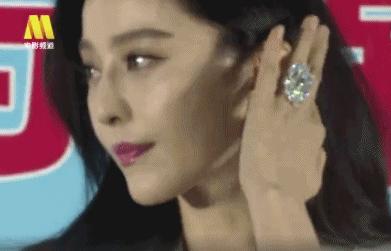 张馨予收到一颗石头就乐翻,而范冰冰收到5000万钻戒都这么高冷!