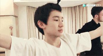 王嘉尔何炅何老师,何炅发型炸了的节目