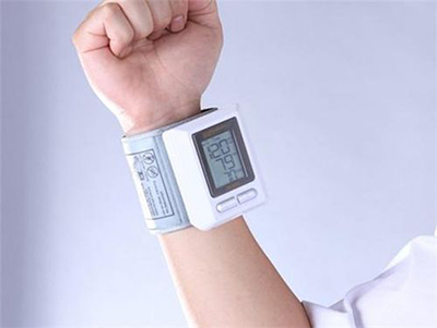 高血压性心脏病频发造成伤害,弱激光体外血液净化是正确的选择