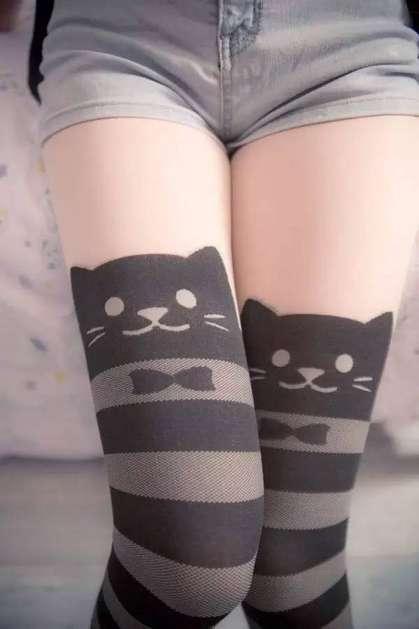 绝对领域的福利：过膝袜与短裙之间的那一抹暖色