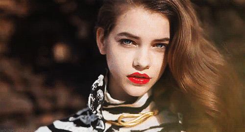 尴尬,你的口红沾到牙齿上了!