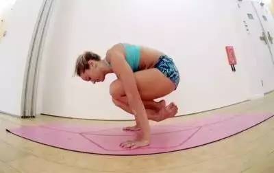 交叉腿怎么能转身,交叉腿怎么转圈