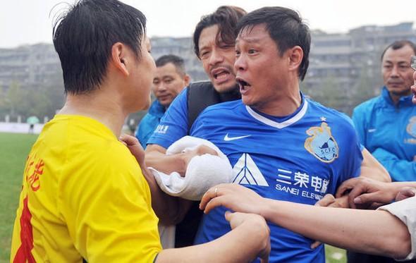 现任亚洲第一后卫,历任国足后卫