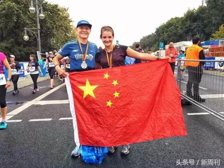 一位80多岁的老爷爷跑马拉松,71岁老人马拉松100公里