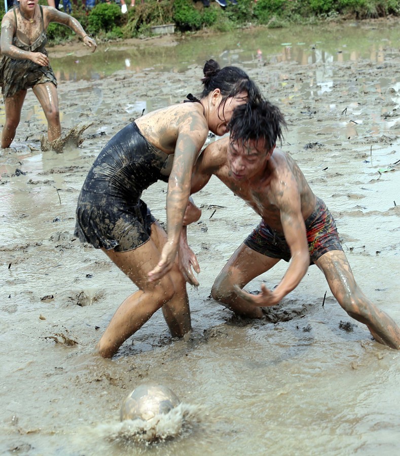 男女足球对抗比赛视频,泥地足球赛男女混战