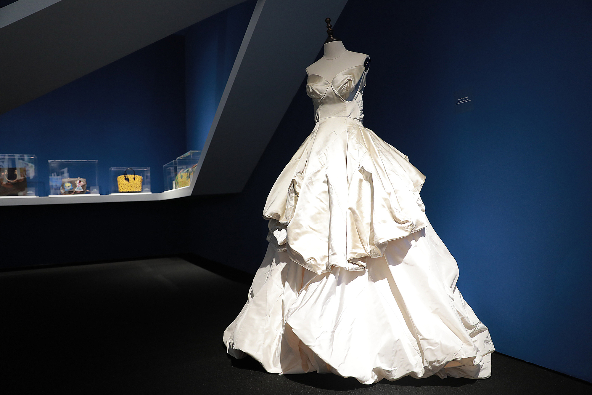 6个艺术主题回顾时尚界的150年：他们高喊“要*爱做**，不要战争”