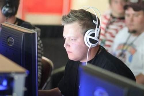 电竞比赛线上怎么玩,电竞比赛玩家神操作