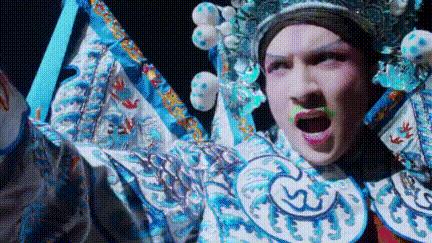 只看戏子，不问将军，这样的社会挺好