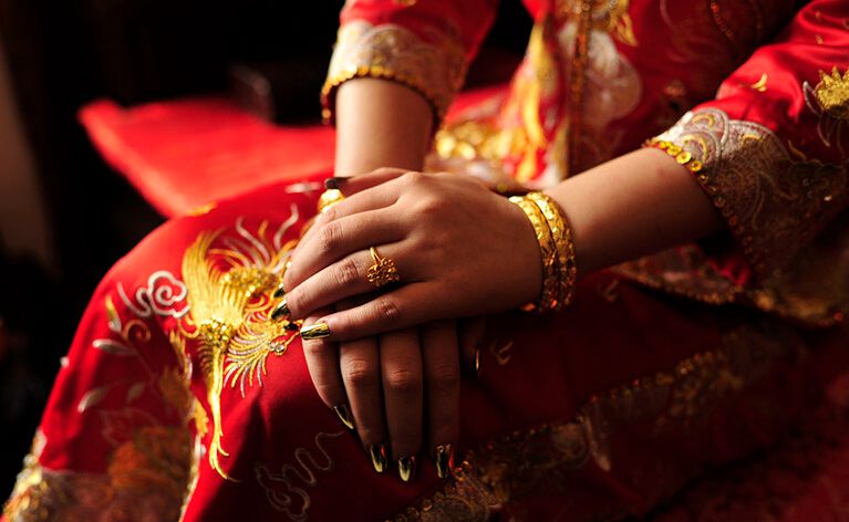 婚礼三金是男方还是女方,结婚送三金五金的礼节