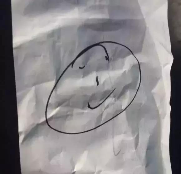 他是一名超市检票员,却依靠神奇画风,给大家带来快乐