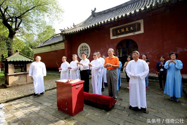 台湾高雄访湖北当阳关陵表演“扶鸾”这种古老的民间道术