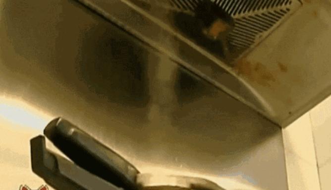 油烟机上的塑料油渍怎么去除,油烟机旁边有个塑料瓶怎么清洗