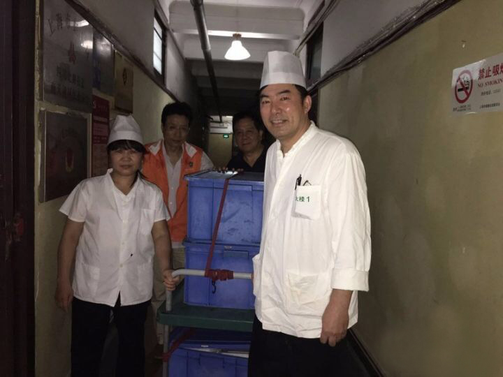 中秋情暖老人心志愿者走进敬老院,情暖夕阳关爱老人志愿者活动