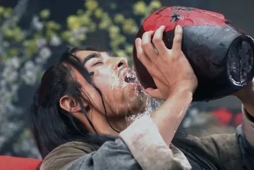 什么时候喝养生酒最好喝多少合适,白酒怎么喝才算养生酒