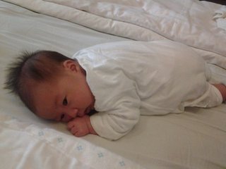 宝宝趴着睡觉要不要纠正,宝宝爱趴着睡觉怎么回事