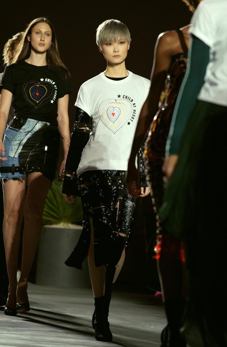 张曼玉走秀只能用高级来形容，而范爷这T台姿势眼神和张馨予好像