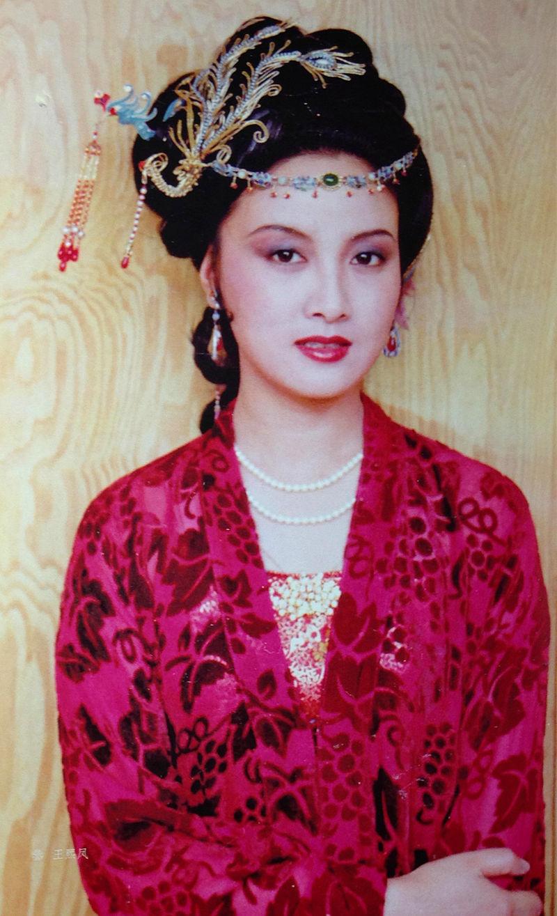 《红楼梦》里凤姐与宝钗为何相互敬而远之？