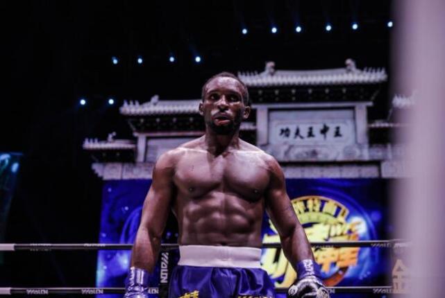 黑人拳王傲慢瞧不起中国武术，结果被19岁小将一招就把嘴唇踢裂