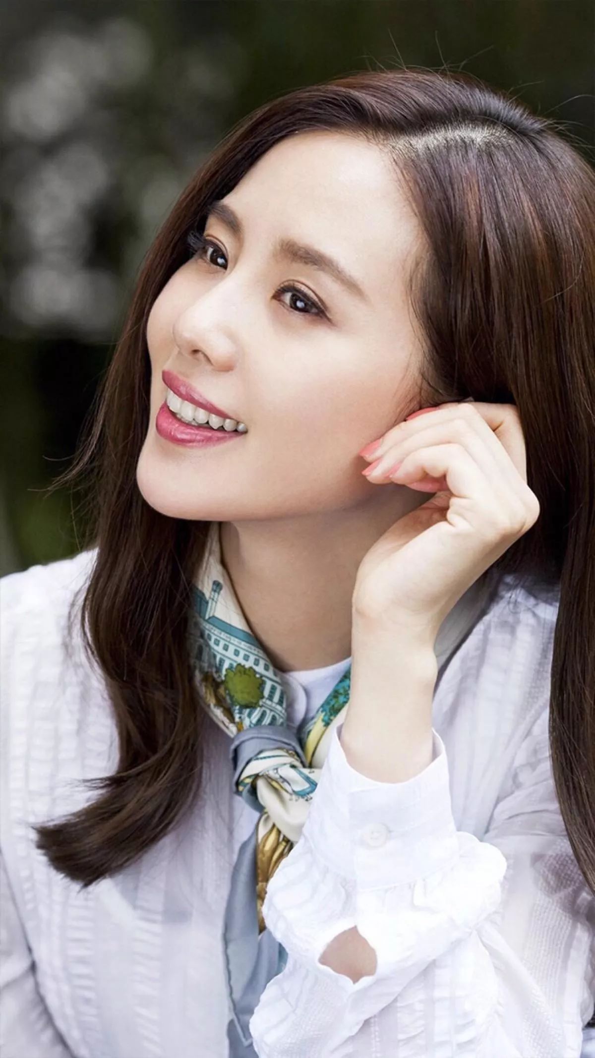 一条颈纹老十岁教你一招淡化,年纪小就有一条很深的颈纹