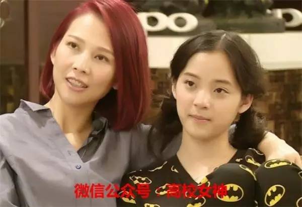 欧阳娜娜三姐妹颜值相差大,欧阳娜娜三姐妹一共几岁了