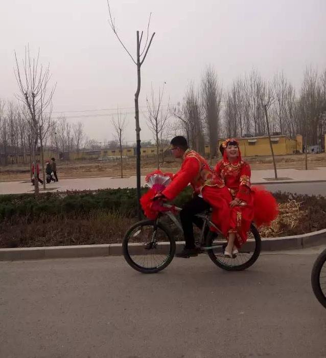 东阿小伙结婚,淮南小伙骑自行车接亲
