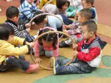 幼儿园自制体育器械有哪些,幼儿园自制户外体育器械手脚并用