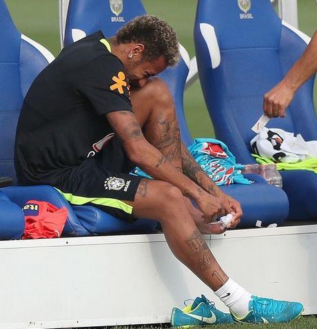 足球赛场内马尔被激怒合集,内马尔被踢9次搞笑