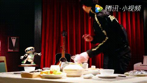 薛之谦美食告白记机场眼神,薛之谦美食告白记强颜欢笑