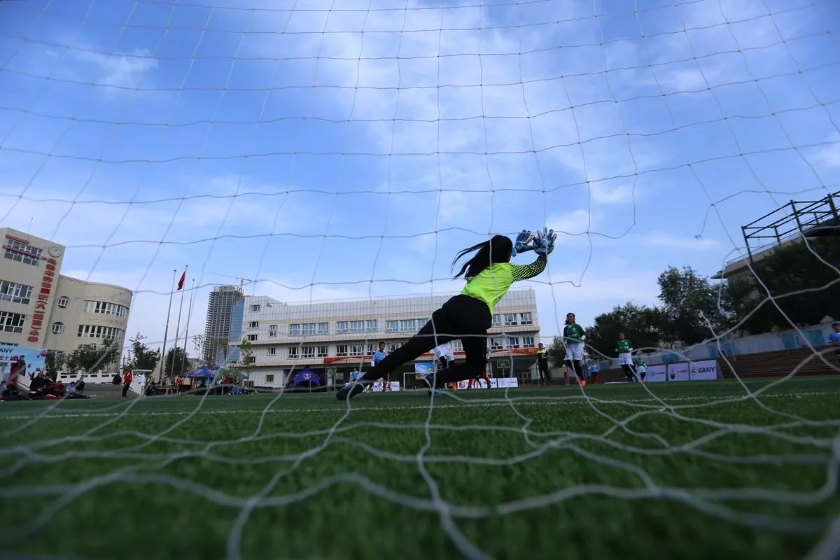 *疆新**校园足球涌现出美女门神素颜不输迪丽热巴赛场不惧男足小将