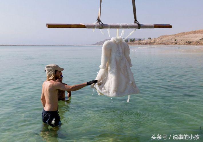 设计师将一件礼服丢进死海,设计师把一件衣服丢进死海里