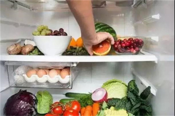 11个月的宝宝吃了半个苹果,11个月的宝宝吃了一个大苹果