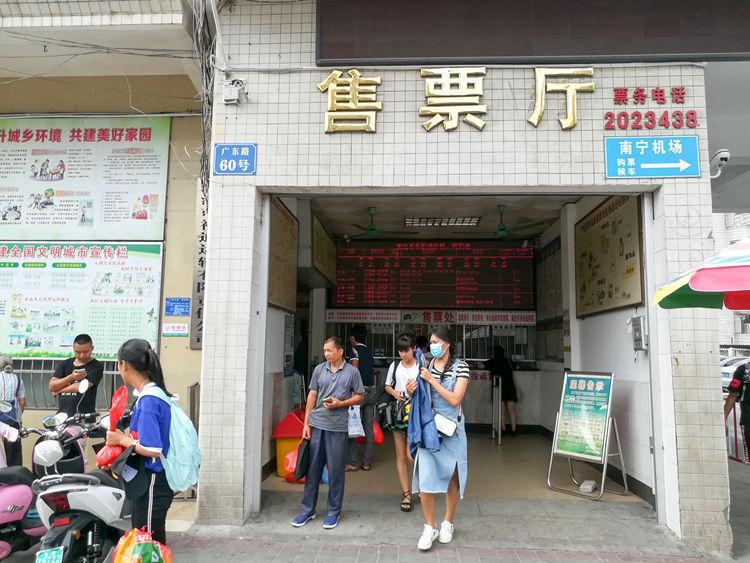 国庆最后一天的北海车站，火车站挤死人，汽车站空寥寥