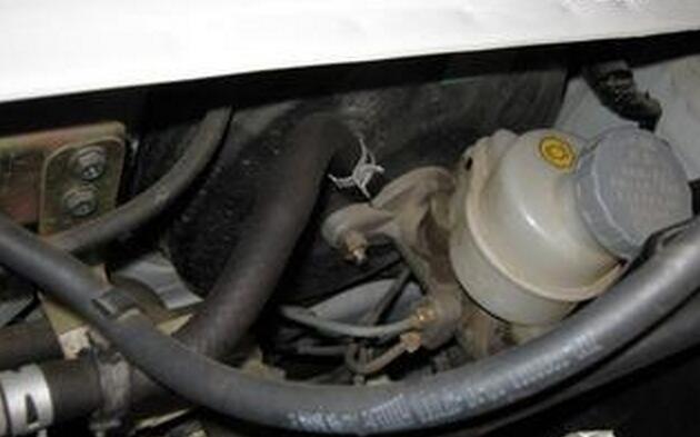 汽车发动机油管漏油,汽车漏油的原因和解决方法